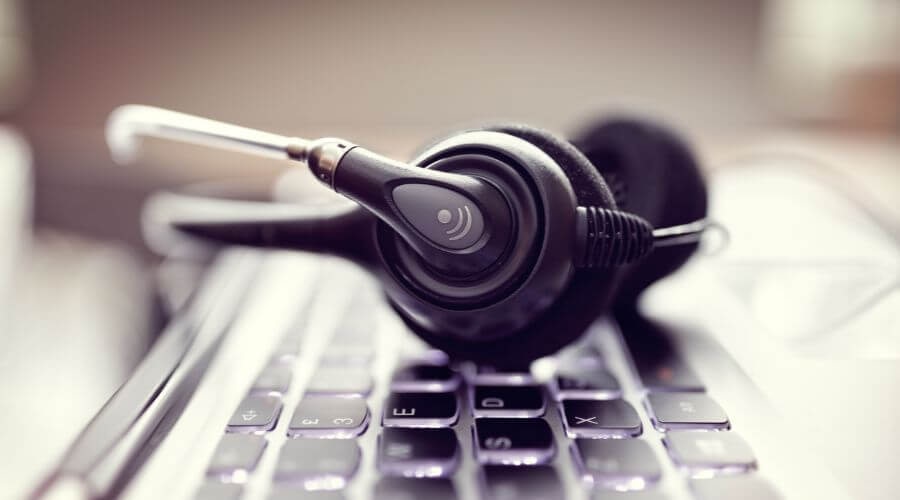 customer-service-headset-mobile-apn-support headset and laptop used by employees to provide customer support for apn solutions